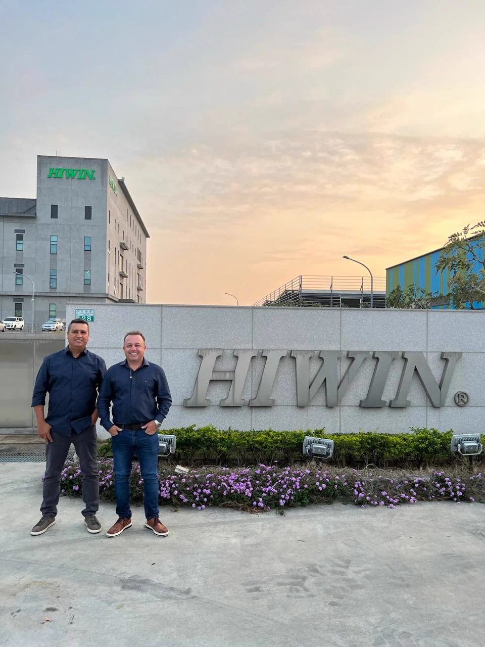Diretores da Rolsul em frente à unidade fabril da HIWIN, em Taiwan